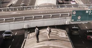 Poética que viene del Internet La escritura fílmica de Te prometo anarquía se vuelve poética urbana retadora y visceral; de hecho el título, dice el director, surge del nombre de un blog de poesía en internet http://www.teprometoanarquia.com/