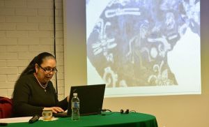 La rectora Sara Ladrón de Guevara habló sobre el juego de pelota a estudiantes de posgrado.