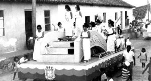 A partir de 1945 se detonó un crecimiento que propició el desarrollo de una red estatal de escuelas de educación técnica, secundaria y de bachilleres, en ciudades medias y pequeñas de la entidad. Carro alegórico de la UV. Alvarado, Ver. ca. 1953.