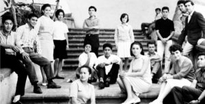 Universitarios en la escalinata de los lavaderos de Xallitic. De izquierda a derecha: Lorenzo Arduengo, Raúl Hernández Viveros, Julieta Lascuráin, Bertha Piñero, Edith Vázquez, Mario Muñoz, Manuel Sol y Luis Mario Schneider (de traje). Xalapa, Ver. ca., 1966. Fotografía: Francisco Beverido Pereau.