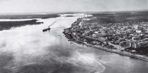 Una vista de la ciudad de Coatzacoalcos en la década de 1960. Al fondo se aprecia el puente levadizo Coatzacoalcos I, inaugurado por el presidente Adolfo López Mateos el 18 de marzo de 1962. Fotografía: Héctor García.