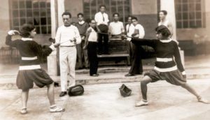 Juegos y Deportes, práctica de esgrima de dos alumnas, al parecer, a cargo del profesor Luis Vargas Condes, en la Escuela Secundaria y de Artes y Oficios de Córdoba, Ver., 1932.