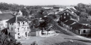 Minatitlán fue la cabecera cantonal. Se aprecia a la izquierda el hotel Palomares y la calle Hidalgo, ca. 1904. Fotografía C. B. Waite.