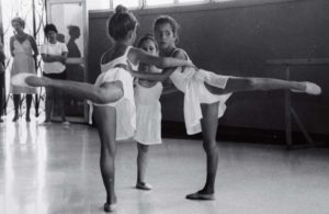 Estudiantes durante clase de Danza como parte de los talleres libres de Danza de la Universidad Veracruzana.