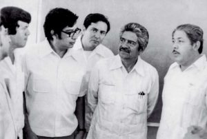 En orden de izquierda a derecha; perfil del rector Roberto Bravo Garzón, al que le siguen tres alumnos de la primera generación de Medicina 1971-1976; Reynol Pérez Hernández (de perfil), Abel Soto López(de lentes) y Carlos Soto Rodríguez (de frente), a su derecha, el gobernador Rafael Hernández Ochoa y Alejandro de la Torre Domínguez. Col. Facultad de Medicina.