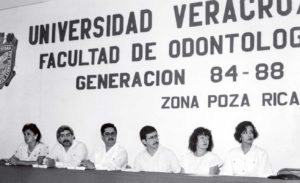 Graduación de la generación 1984-1988. En el Presidium el Tesorero Regional, el director de la Facultad Matías Mendoza; el director de Medicina, Erasmo Hernández Garza; la directora de Psicología, Zaida Llado y la jefa del Área de Ciencias de la Salud, Ofelia Rojas, 1988. Col. Guadalupe del Toro Ponce.