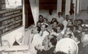 Develación de la placa conmemorativa de la fundación de la Facultad de Medicina. Al frente, el presidente Miguel Alemán Valdés; el secretario de Bienes Nacionales e Inspección Administrativa, Ángel Carvajal Bernal; el gobernador del estado de Veracruz, Marco Antonio Muñoz Turnbull; el director de la Facultad, Horacio Díaz Correa; el presidente municipal, Mauro Loyo Sánchez, y autoridades civiles y militares,1952. Veracruz, Ver.