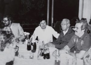 De izquierda a derecha, José Beceiro López, integrante del Patronato de la uv y coordinador regional para el desarrollo integral del Istmo de Tehuantepec; el rector Roberto Bravo Garzón; el alcalde de Coatzacoalcos y presidente del Patronato de la uv, Pompeyo Figueroa Mortera; y Bonifacio Peña Pardo, director del Área Académica Técnica, en la graduación de la primera generación de la Facultad de Ingeniería, en el Casino Petrolero de Coatzacoalcos, 1979