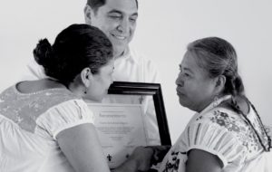 Entrega de reconocimiento a la representante del Centro de las Artes Indígenas por el vicerrector José Luis Alanís Méndez y la directora de la UVI, Shantal Meseguer Galván, 2017. Col. Archivo de la UVI. Sede Totonacapan.