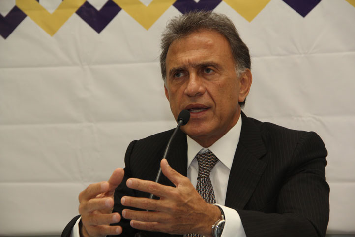 Miguel Ángel Yunes Linares reconoció la disposición de los universitarios para elaborar el PVD