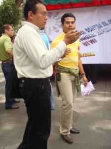 Héctor invitando a las personas a hacerse la prueba tallerconsejeria06