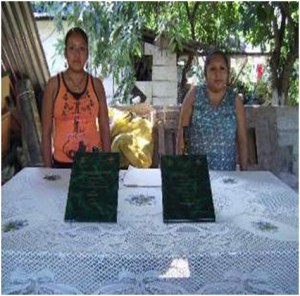 Devolución del documento recepcional (Foto: Ana Bertha Evangelio)