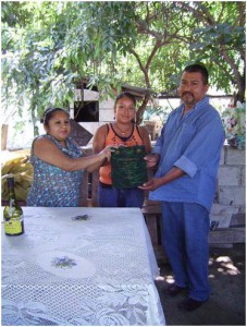 Entrega del Documento Recepcional al presidente de vainileros (Foto: Ana Bertha Evangelio)