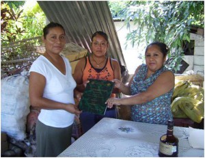 Entrega del Documento Recepcional a la vocal del grupo de Oportunidades (Foto: Ana Bertha Evangelio)