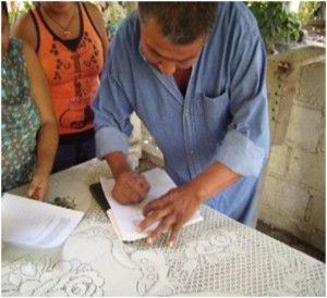 Firma de un documento, donde hace constar la devolución de la información (Foto: Ana Bertha Evangelio)