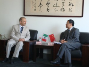 Encuentro con Líder de Universidad de Hubei (1)