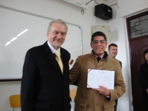 Víctor Manuel Herrera recibiendo constancia de participación.