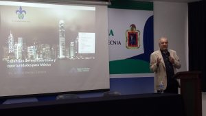 Dr. Aníbal Zottele dando la conferencia en la facultad de veterinaria