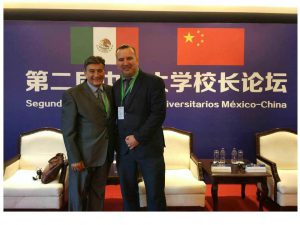 Dr. Guillermo Pulido Director del Centro de Estudios UNAM-China y Dr. Esteban Zottele, Representante de La UV en China.