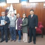 Imagen Leticia Cano entrega el libro Flora Medicinal de Veracruz (2ª. Ed.) al rector de la Universidad Nacional de Trujillo, Perú