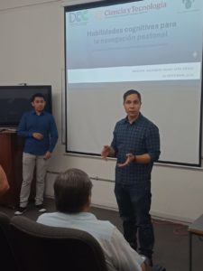 El Dr. Luis Gerardo Montané Jiménez de pie en el escenario del auditorio, dando un mensaje inaugural frente a los asistentes del seminario.