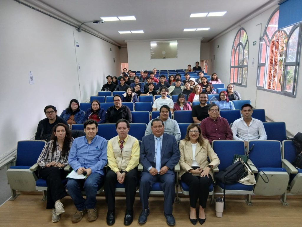 Grupo de estudiantes, docentes y el Dr. Giner Alor Hernández reunidos en el auditorio de la Facultad de Estadística e Informática durante el seminario.