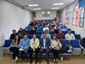 Grupo de estudiantes, docentes y el Dr. Giner Alor Hernández reunidos en el auditorio de la Facultad de Estadística e Informática durante el seminario.