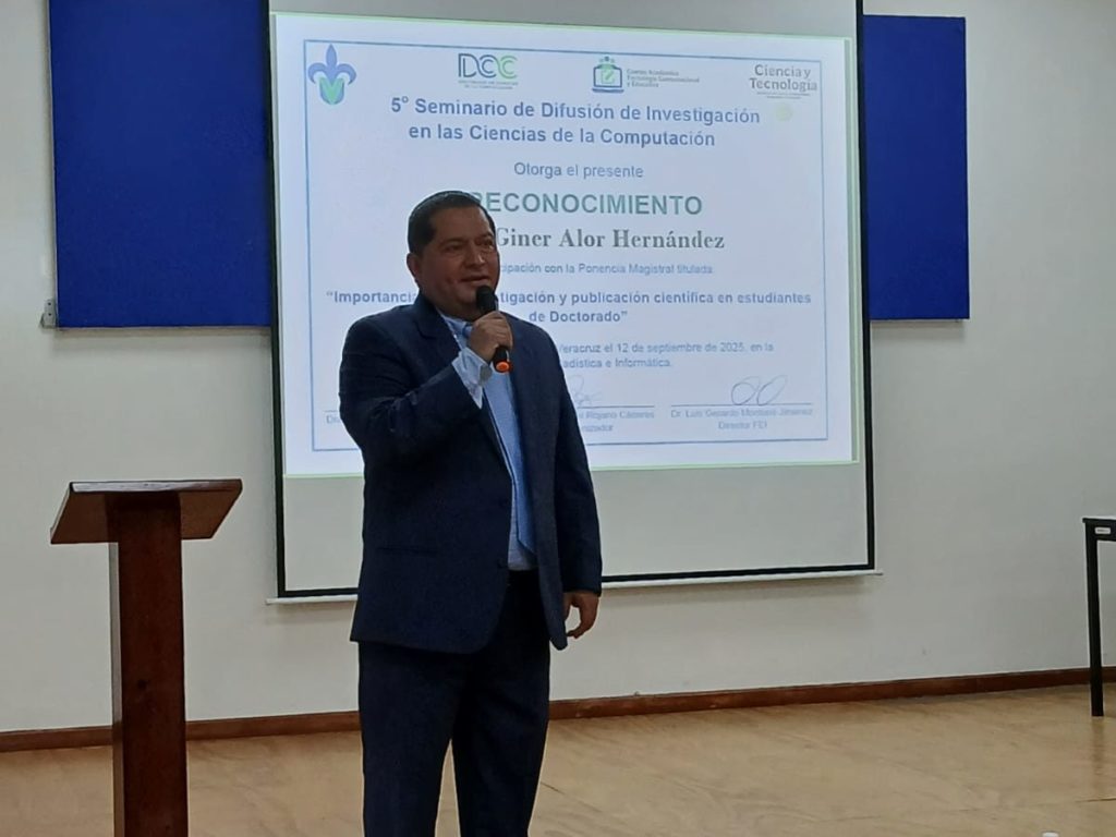 El Dr. Giner Alor Hernández recibe un reconocimiento proyectado en la pantalla por su participación en el 5° Seminario de Difusión de Investigación en las Ciencias de la Computación.