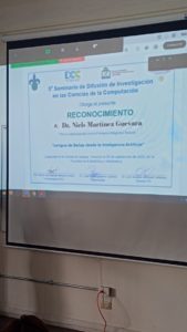 Proyección en pantalla del reconocimiento otorgado al Dr. Niels Martínez Guevara por su participación en el seminario con la ponencia «Lengua de Señas desde la Inteligencia Artificial».