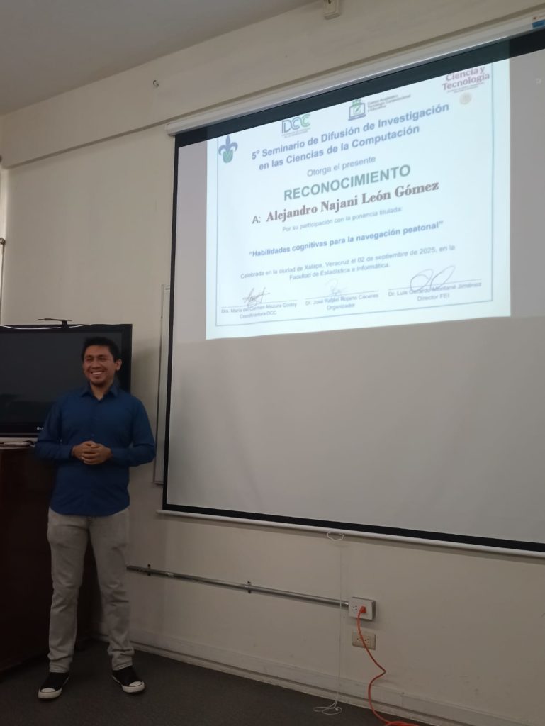 Proyección en pantalla del reconocimiento otorgado al Mtro. Alejandro Najani León Gómez por su participación en el seminario con la ponencia «Habilidades cognitivas para la navegación peatonal».