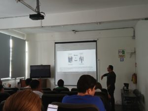 Daniel Sandria Flores presentando