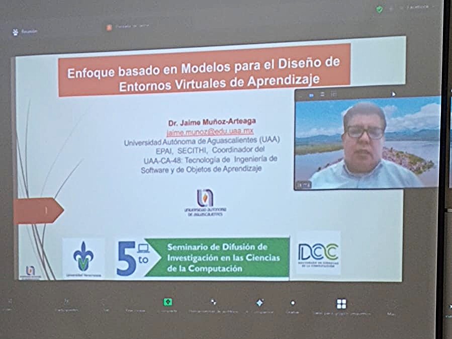 Proyección de la diapositiva de la ponencia “Enfoque basado en Modelos para el Diseño de Entornos Virtuales de Aprendizaje” con la participación en videollamada del Dr. Jaime Muñoz Arteaga.
