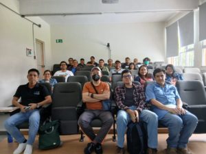 Estudiantes y asistentes sentados en el auditorio de la Facultad de Estadística e Informática durante el seminario.