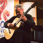 Imagen Presenta Enrique Velasco su  libro Viajo, toco, aprendo