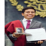 Imagen Miguel Ángel Sosme Campos, egresado de licenciatura en Antropología Social y maestría en Ciencias Sociales UV, obtuvo el Premio Nacional de la Juventud 2018, entregado por Enrique Peña Nieto