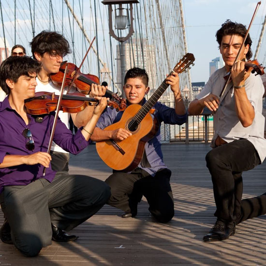 Villalobos Brothers con el guitarrista Humberto Flores.Facultad de Música UV