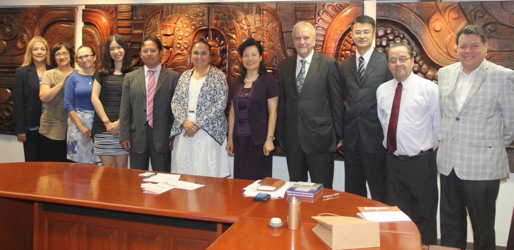 Autoridades de la UV y la delegación de CICIR.