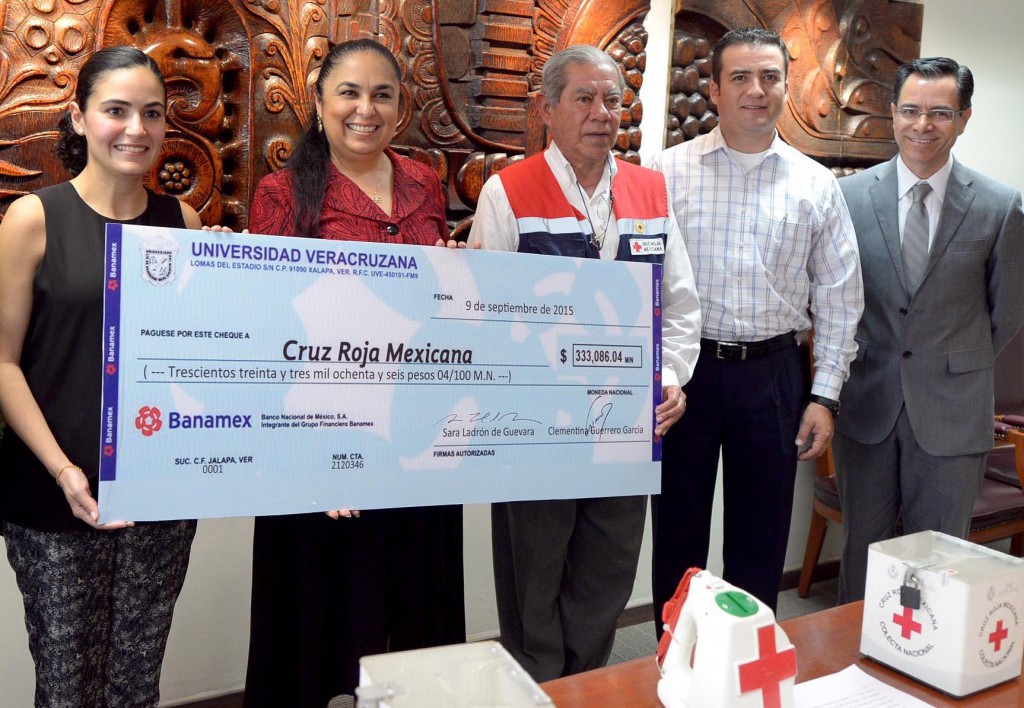 La rectora Sara Ladrón de Guevara entregó el donativo a Astrid Elías Mansur, presidenta del DIF Estatal.