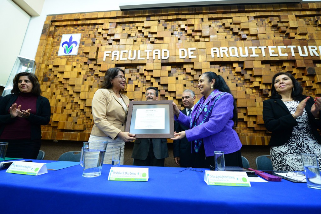 La directora de la Facultad de Arquitectura-Córdoba, María del Carmen Sosa, recibió nueva acreditación de la calidad del programa de estudios.
