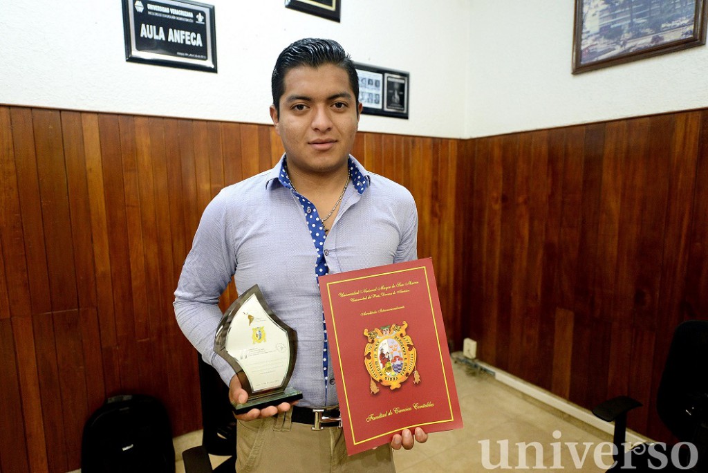 Víctor Hugo Sangabriel Ramírez estudia la Licenciatura en Sistemas Computacionales Administrativos