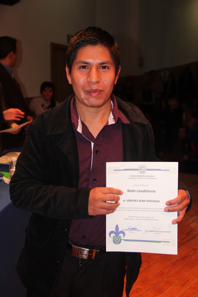 Santiago Sánchez Alba, egresado de la Facultad de Contaduría y Administración, recibió nota laudatoria.