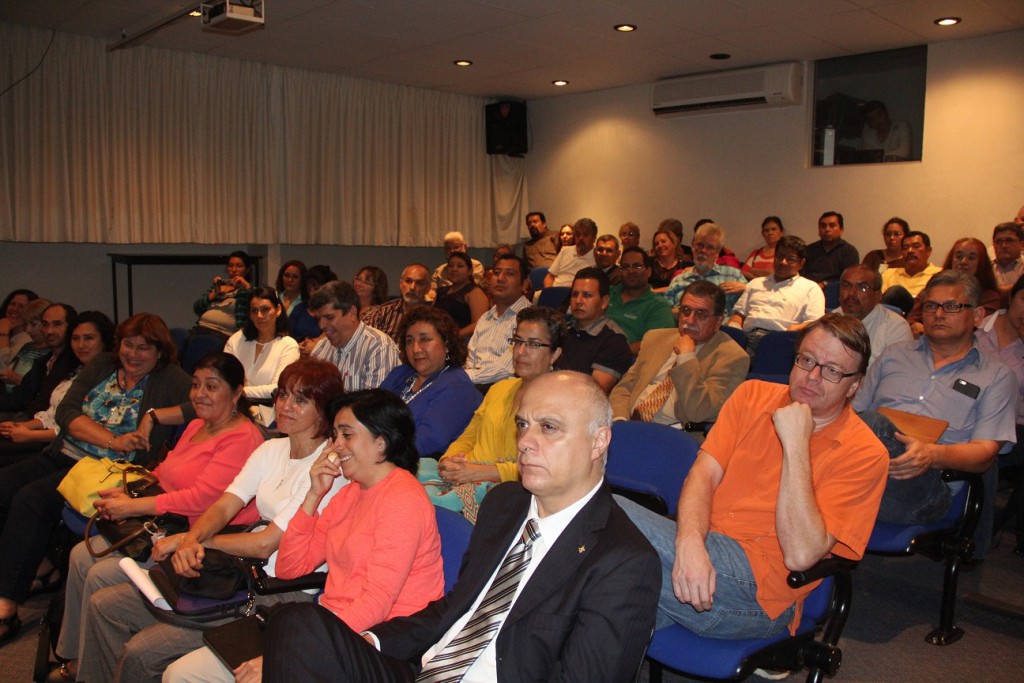Autoridades universitarias y comunidad de investigadores en plenaria sobre evaluación del MEIF.