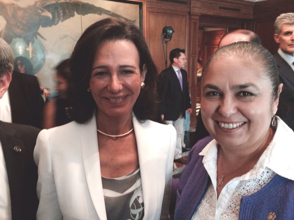 Durante la reunión de Universia México, la rectora de la UV, Sara Ladrón de Guevara, y la presidenta mundial de Universia y Santander, Ana Botín.