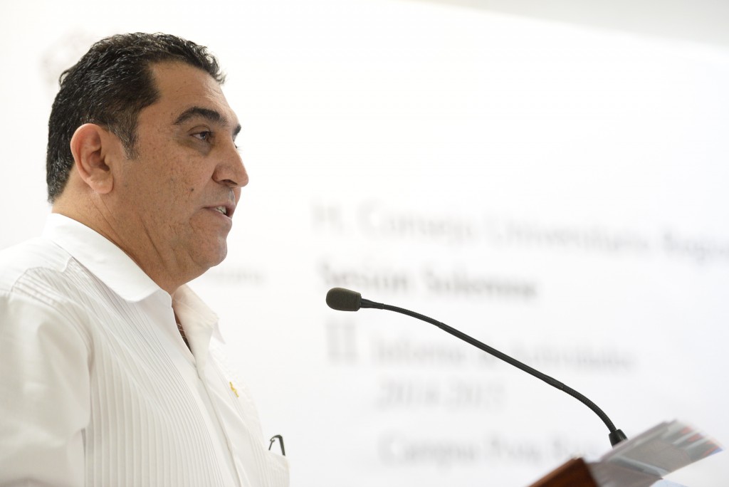  El vicerrector José Luis Alanís Méndez señaló: “Negar los recursos a los universitarios es negar el futuro a los veracruzanos”