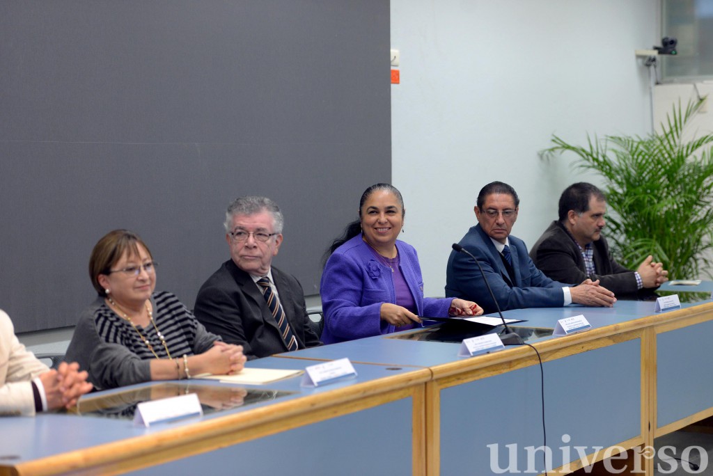 La rectora de la UV, Sara Ladrón de Guevara, acompañada de autoridades de la UPV y del Coveicydet
