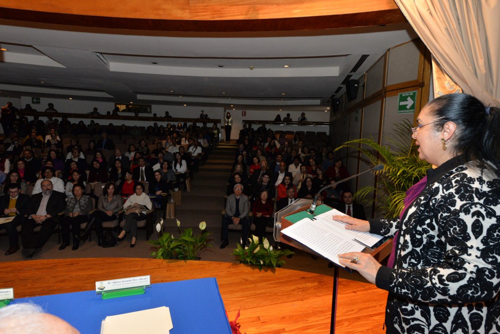 La rectora Sara Ladrón de Guevara felicitó a los premiados