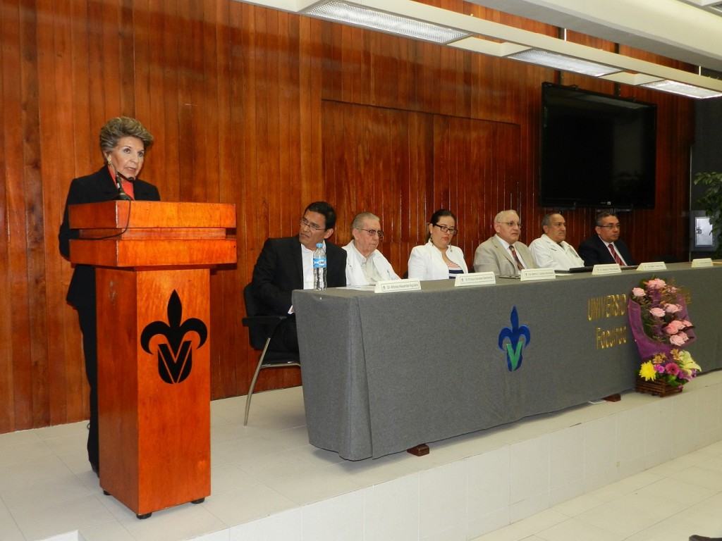 La doctora Beatriz Torres exhortó a la comunidad a continuar trabajando por la UV