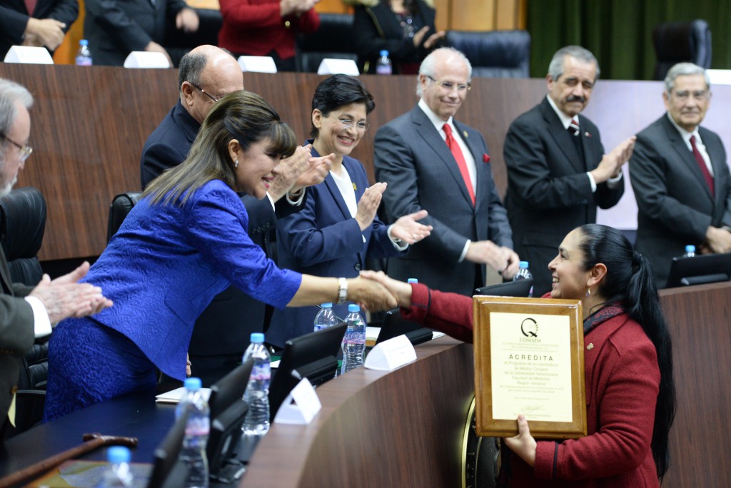 La rectora Sara Ladrón de Guevara recibió a nombre de la UV la placa de acreditación de Medicina-Veracruz