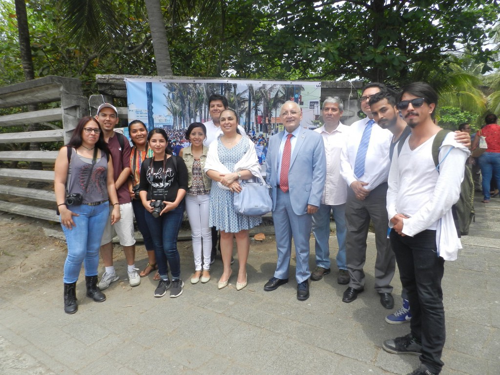 Alumnos del TSU en Fotografía, autores de las imágenes de la exposición fotográfica "A una sola voz" con las autoridades universitarias