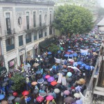 El contingente continuaba en la calle Enríquez, al centro de Xalapa, al costado de Plaza Lerdo